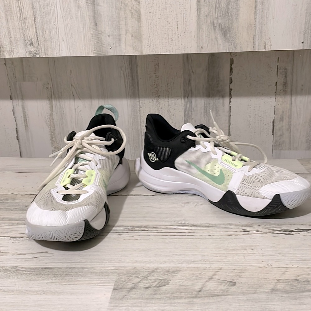 Women’s basketball shoes